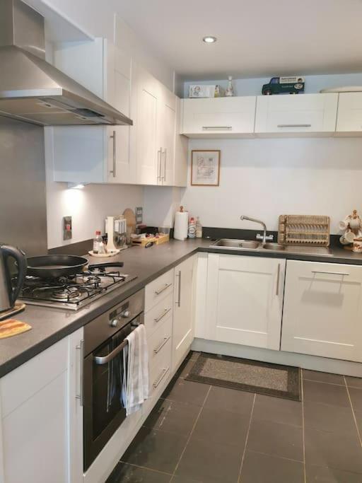 3 Bedroom Home Near Windsor Castle, Legoland, & Heathrow Slough Dış mekan fotoğraf